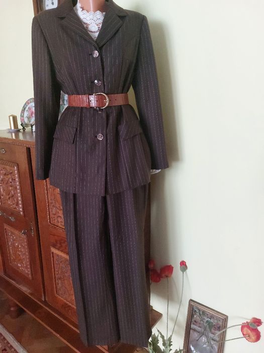 Redus! Costum minunat din stofa fina de lana confectionat in atelier