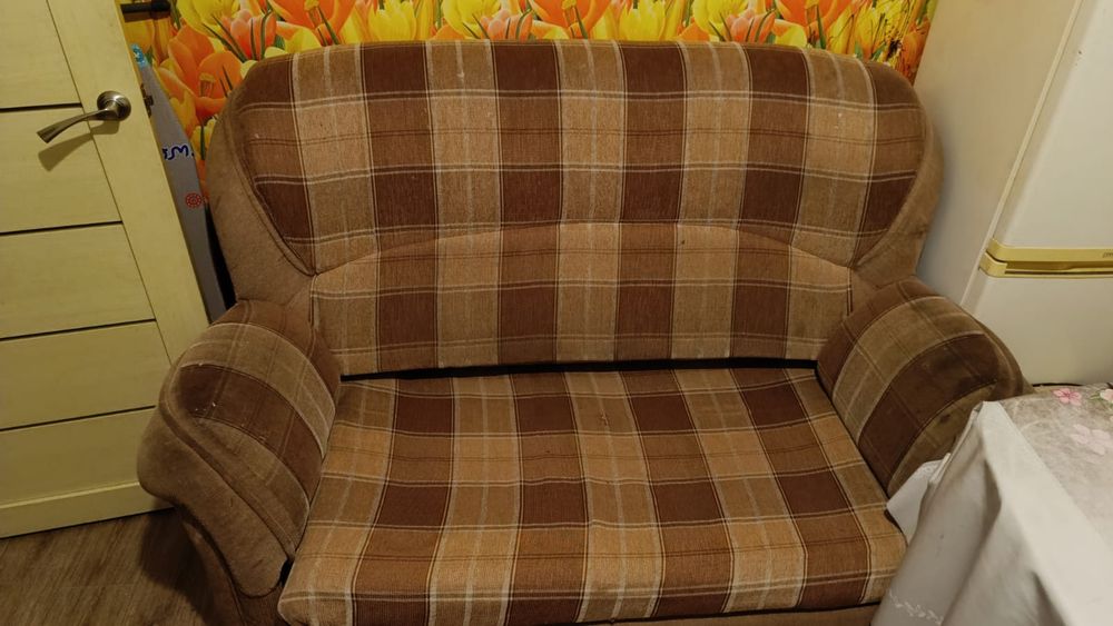 Диван и стулья даром