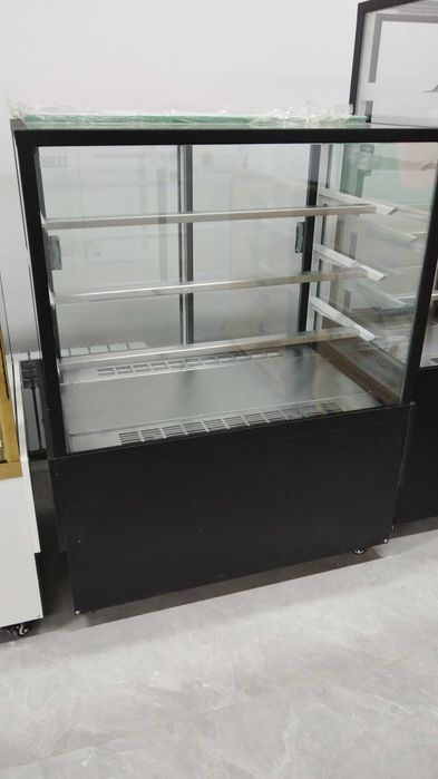 Кондитерская витрина