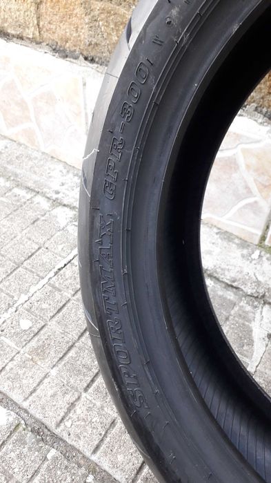 Задна мото гума.