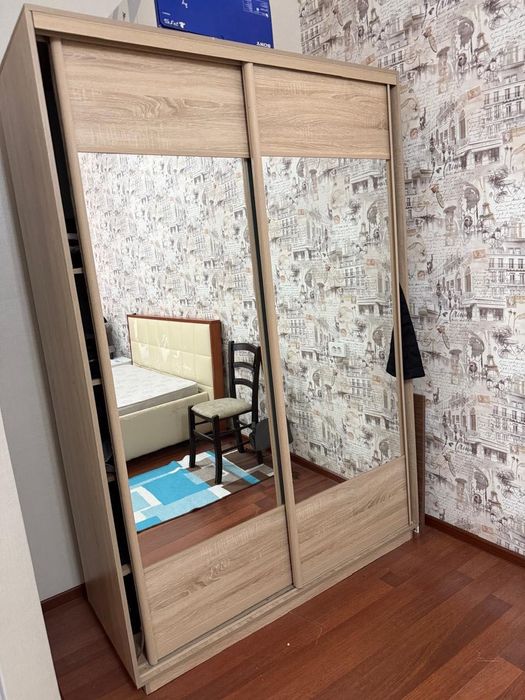 Шкаф зеркальный 2 метра высота, длина 1,8