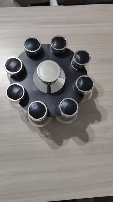 Поставка за подправки с 8 бурканчета.