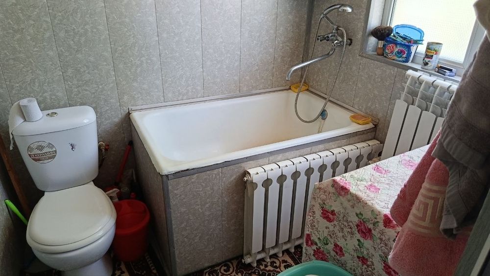 Food city бозори.якинида 2 хонали уй сотилади.