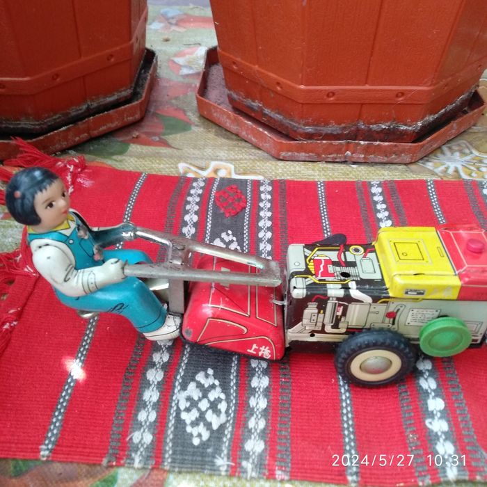 Jucarie chinezeasca din tabla ,perioada comunista Tractor MS 857