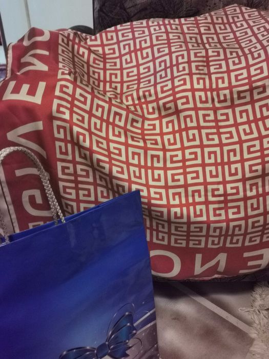 Копринен шал Живанши