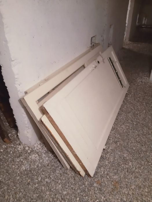 Дрова, двери и решетки