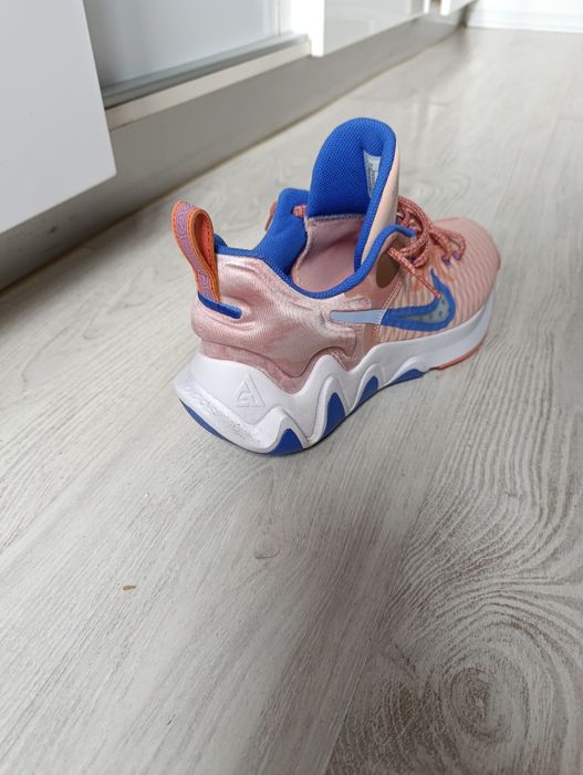 Vând Adidas Nike