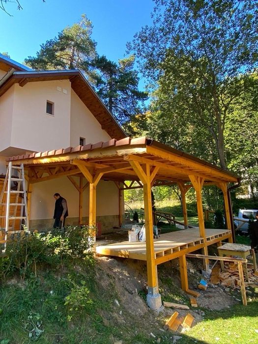 Изграждаме дървени навеси, плажни барове, подиуми, беседки, парапети.