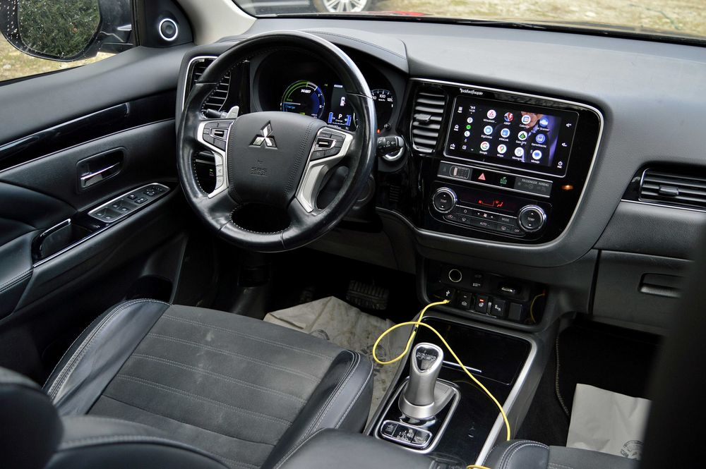 Mitsubishi Outlander PHEV hibrid ,An 2019, Instyle,Volan încălzit