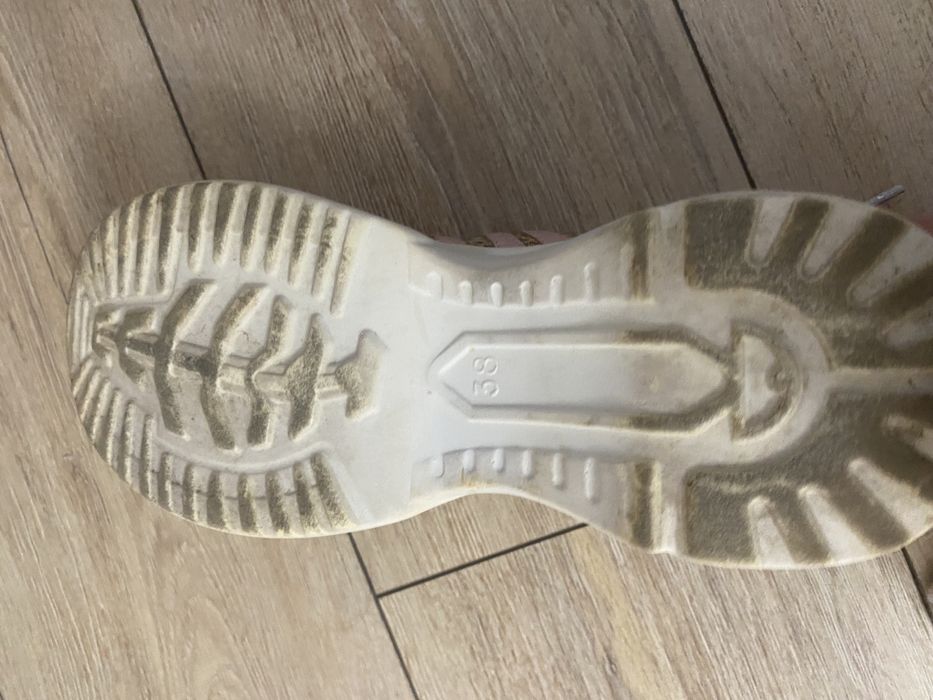 Женские кроссовки