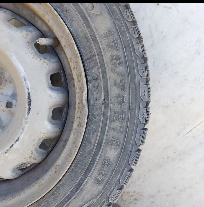 Продам зимние шины на дисках 175/70 R14