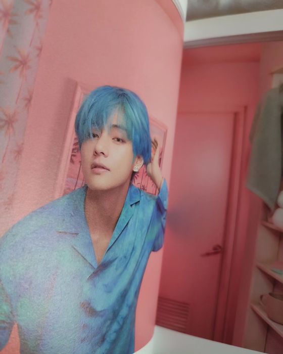 Кпоп албуми на KARD "You & me" и на BTS "Persona"