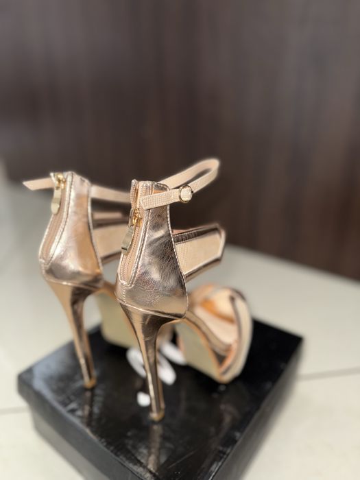 Sandale cu toc mărimea 36