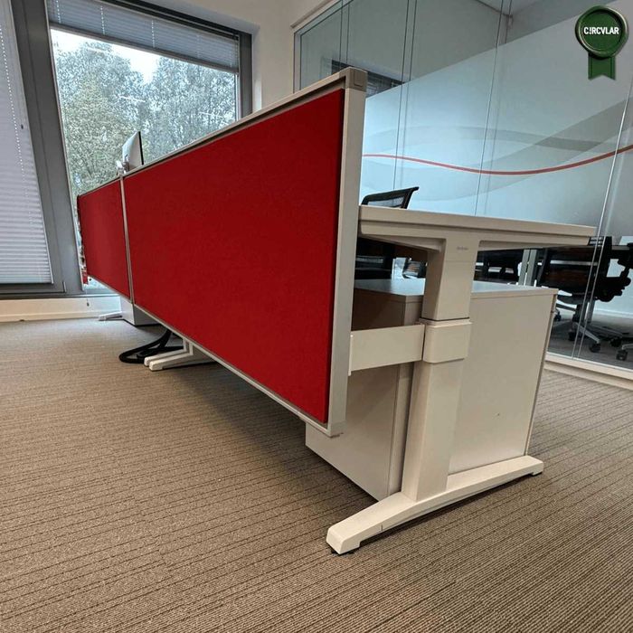 Birou Steelcase profesional cu panou despărțitor acustic, reglabil pe înălțime