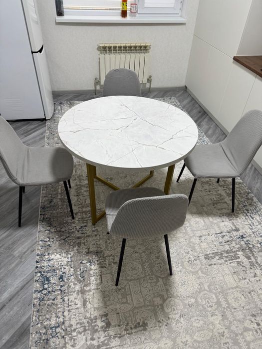 Кухонный стол и стульми с чехлом ухоженно чисто размер 100Х100