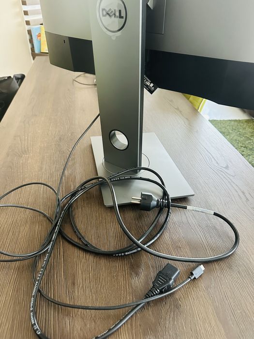 Професионален монитор Dell с регулируема стойка – перфектно състояние