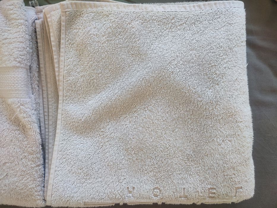 Тъмно синя и бяла Българско производство. Една Бежова и една Синьо-бял