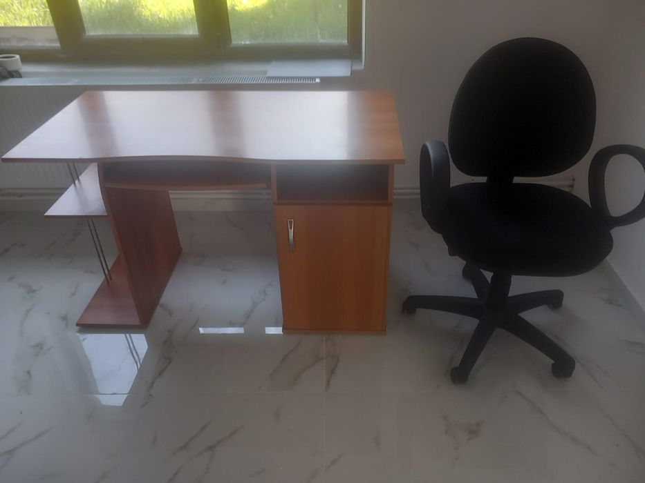 Vând birou și scaun.