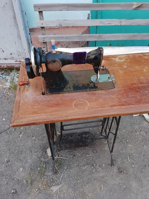 Продам швейную машинку