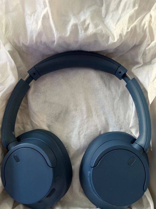 Продавам чисто нови слушалки комплект SONY WH-CH720