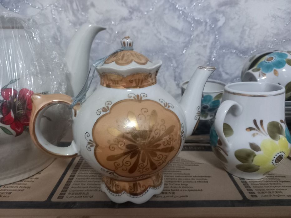 Чайники и чайный сервиз. За все 150 тысяч. .