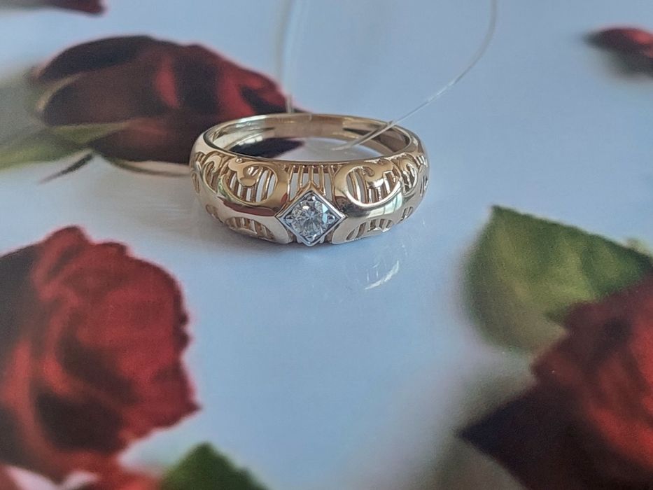 Золотое кольцо с бриллиантом