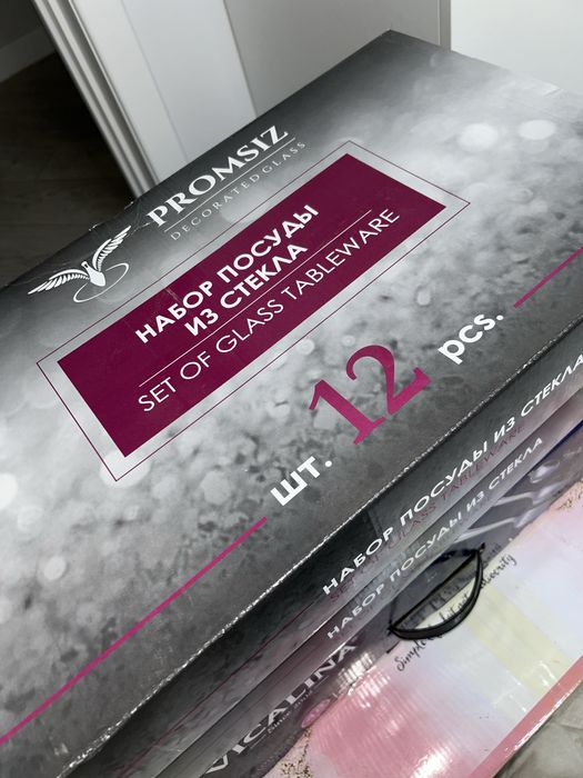 Набор столовых приборов и бокалы