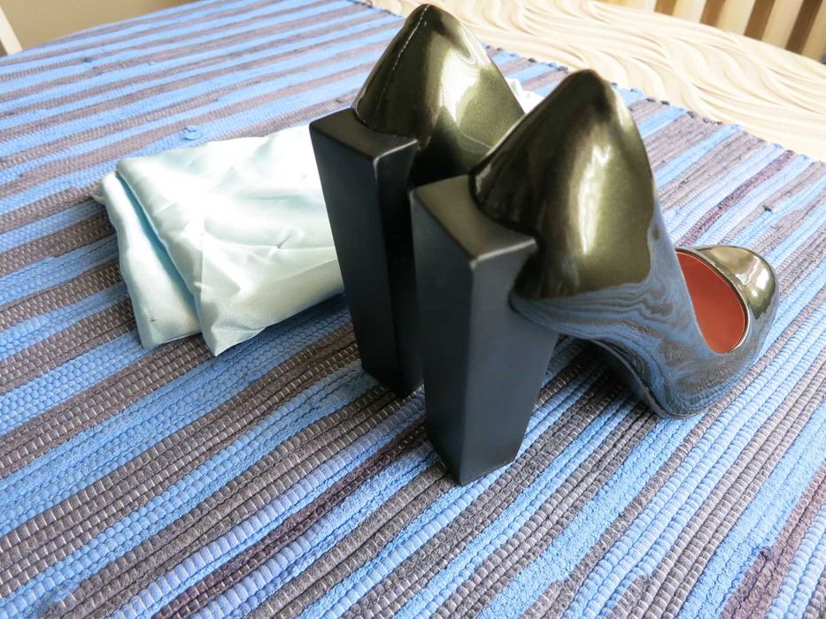 Дамски обувки на висок ток