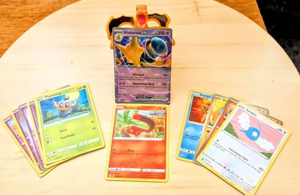 Cartonas pokemon+Gratis figurina Charizard