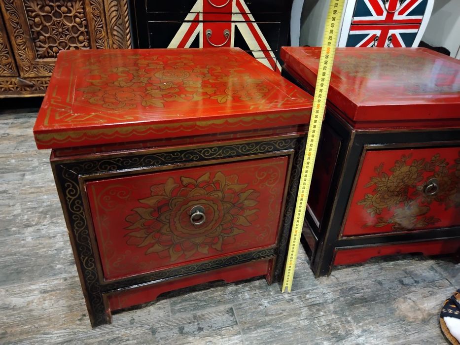 Тумбочки красные узорчатые