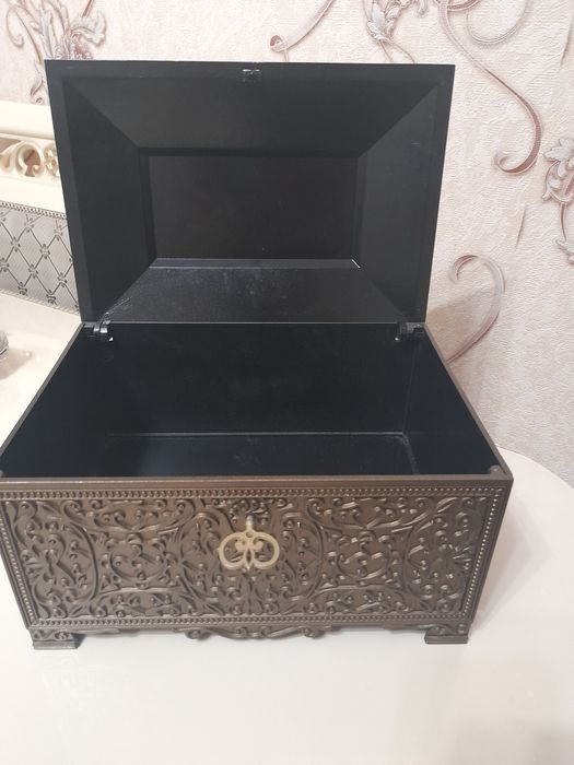 Продаётся металлическая шкатулка для украшений