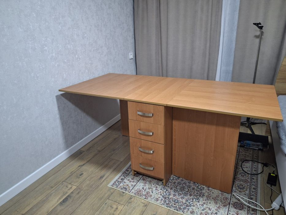 Продам стол книжку.