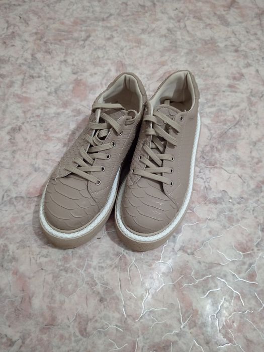 Женский кроссовка