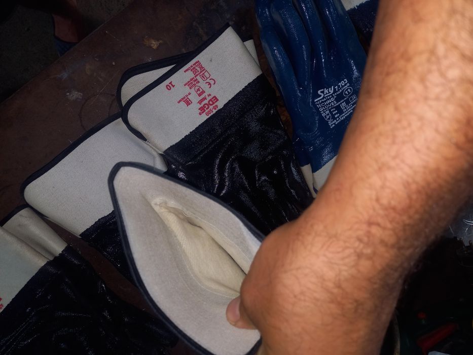 Перчатки зимние и резиновые.