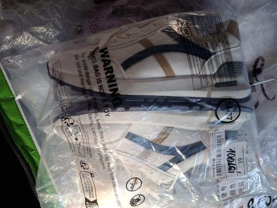 Adidași de vânzare
