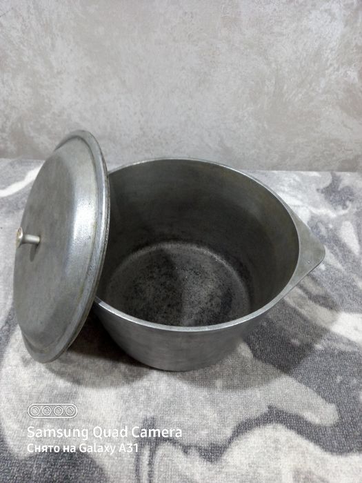 Продам чугунную кастрюлю