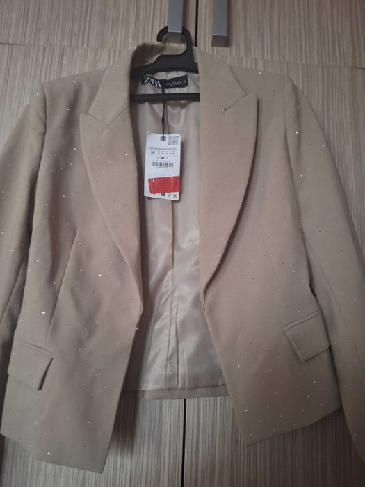 Сако с камъчета на Zara