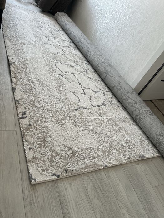 Ковер в хорошем состоянии.