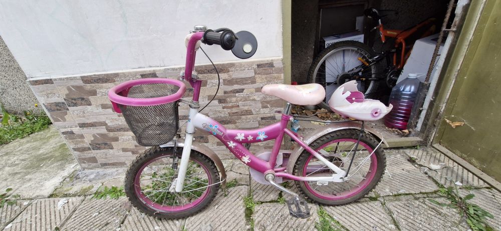 Детски велосипед за момиче.