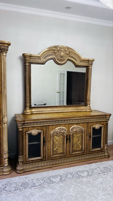 сервант шкаф айнасымен
