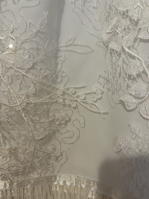 Rochie alba eleganta cu pene si dantela