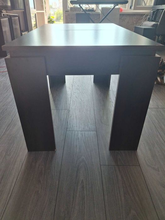 Маса – тъмен цвят, стабилна и здрава