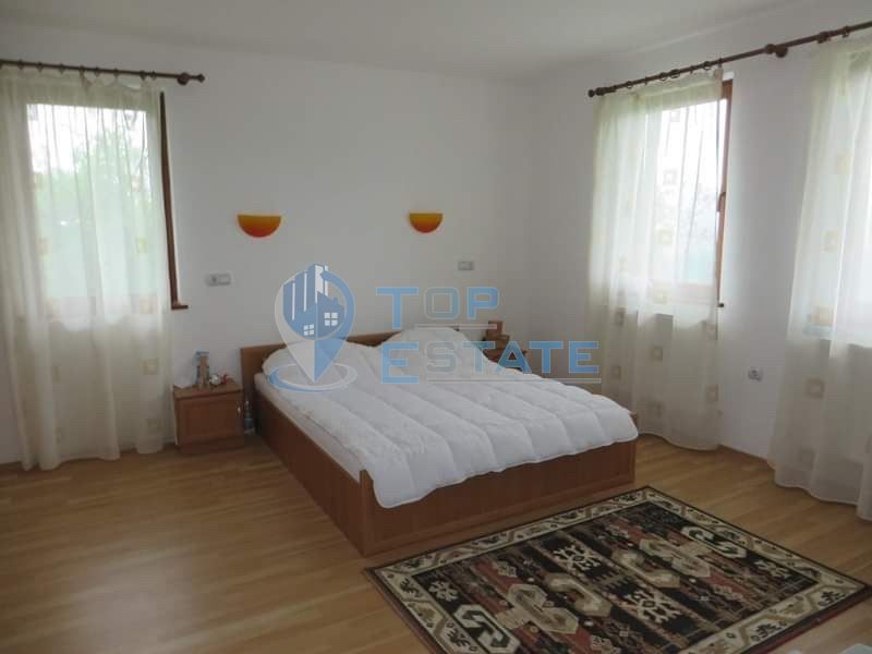 Новопостроена масивна къща в Тревненския балкан