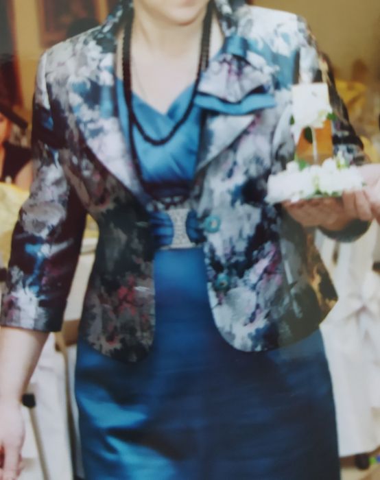 Продам праздничное платье с пиджаком.