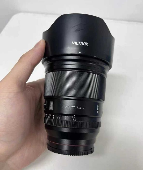 Объектив Viltrox AF 75mm f/1.2 Pro для Sony E-mount (APS-C)