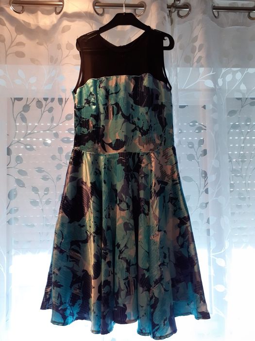 Vând această rochie albastră verzui