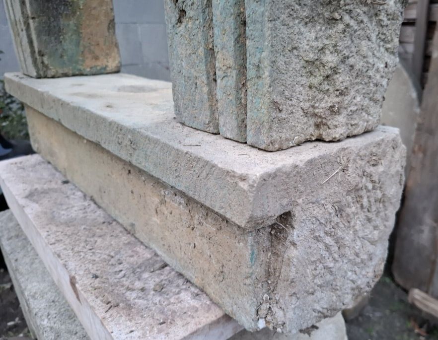 Piatra veche sculptată.ancandrament de geam