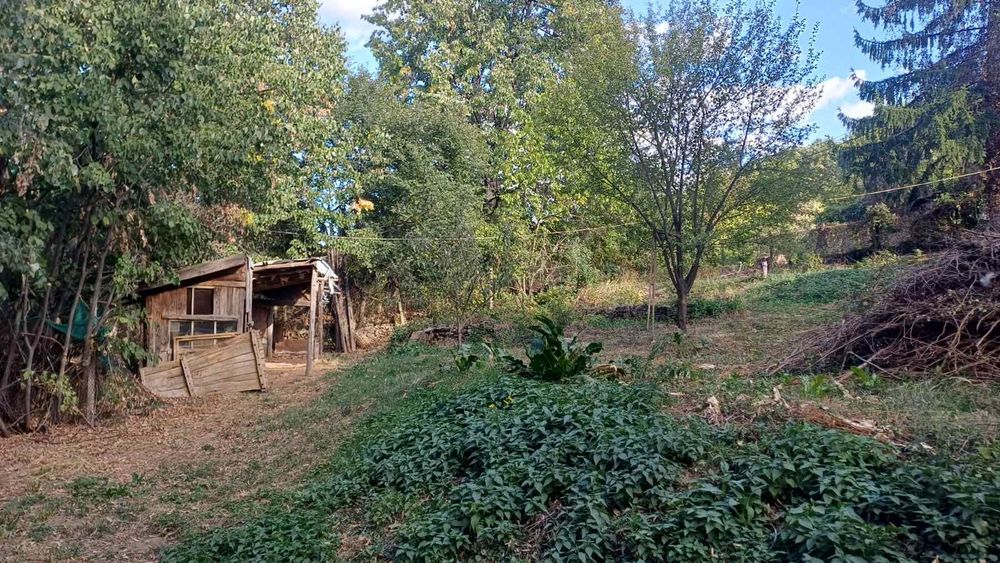 Продава се къща с дворно място