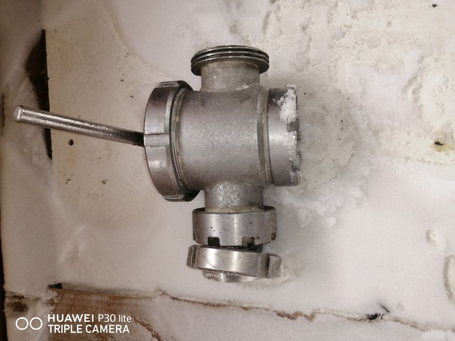 Продам кран двуходовой