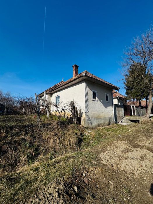 casă +Curte+Gradina+Anexe